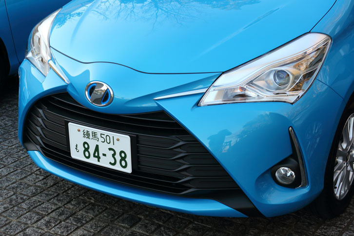 フロントまわりは、新形状のグリルでワイド＆ローのイメージが強調された。