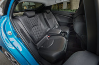 後部座席は2人乗車となる。センターのアームレストは、開くと収納スペースとしても機能する。