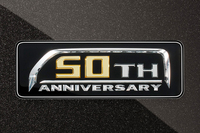 「ハイエース スーパーGL“50TH ANNIVERSARY LIMITED”」のバックドアに装着される「50TH ANNIVERSARY」エンブレム。