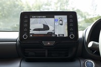 「ヤリス クロス」には、トヨタのSUVとして初めて、ステアリングとアクセル、ブレーキを制御する駐車支援システムが用意される。並列駐車と縦列での駐車・出庫が可能となるほか、駐車区画のラインがないスペースでも利用できる。