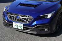 フロントグリルもグレード間によってデザインが異なる。「GT-H」系のグレードでは色がダークメタリック塗装となり、もちろん「STI」のバッジは備わらない。