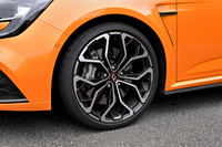 アルミホイールのサイズは19インチ。試乗車はブリヂストンの「ポテンザS001」タイヤが組み合わされていた。