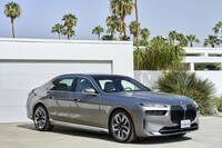 間もなく日本でもデリバリーが始まる新型「BMW 7シリーズ」。当面はBEVの「i7」と直6ガソリンエンジンの「740i」、直6ディーゼルエンジンの「740d」が販売される。