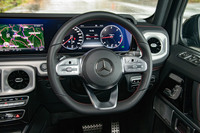 操舵システムは従来モデルから刷新されており、一般的な乗用車と同じラック＆ピニオン式の操舵機構に電動アシスト機構の組み合わせとなった。