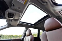 「大型サンルーフ」は、パワーリアゲートや本革シートとのセットオプション（30万8000円）として提供される。