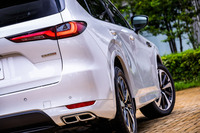 今回試乗した「マツダCX-60 XDハイブリッド プレミアムモダン」は、3.3リッター直6ディーゼルターボに48Vマイルドハイブリッド機構を組み合わせた4WD車。車両本体価格は547万2500円と発表されている。