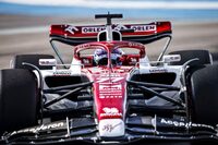 前戦エミリア・ロマーニャGPでは今季最高の5位入賞を果たし波に乗るアルファ・ロメオのバルテリ・ボッタス（写真）。マイアミGPでは初日にマシンをクラッシュさせてしまったのだが、予選になると前年までのチームメイト、メルセデスのハミルトンをひとつ上回る5位と、僅差で争われる中団勢のなかでも健闘。アルファ・ロメオとしては3年ぶりのトップ5スタートから5位をキープするも、終盤にきて走行ラインが膨らみ、メルセデスの2台に抜かれて結果7位完走。これで今季5戦して4度目の入賞となる。チームメイトのジョウ・グアンユーは予選17位、レースでは開始早々にマシントラブルでリタイアした。（Photo＝Alfa Romeo Racing）