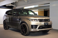ランドローバーにとって初のプラグインハイブリッド車となる「レンジローバー スポーツ（PHEV）」。