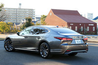 2017年12月に販売が開始された現行型「LS」。今回は、ハイブリッドモデル「500h」の4WD車に試乗した。