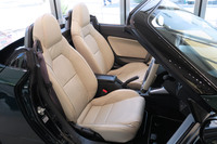 2代目「コペン」としてはこれが初となる本革製スポーツシート。ヘッドレストには筆記体の「Copen」ロゴがエンボス加工であしらわれている。