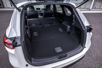 多彩なアレンジが可能な「CX-8」の荷室。荷室容量は3列目シート使用時が242リッター、3列目シートの背もたれを倒した2列目シート使用時が775リッター、2列目と3列目の背もたれをすべて倒し写真の状態にすると1727リッターになる。
