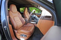 ヘッドレスト一体型のスポーツシートには、ヒーターはもちろん、ベンチレーションも完備。ヘッドレストには「turbo S」ロゴがあしらわれる。