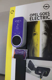 ショールームの一角には、イタリアの電力会社、エネルXによる家庭用チャージャーの展示も。