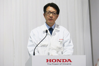 2050年の「ホンダ製品が関わる交通事故死者ゼロ」という目標へ向けたロードマップを説明する、本田技術研究所の大津啓司社長。