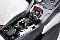 センターコンソールにはおなじみ引き上げ式ガードバー付きのエンジンスターターと、独特の形状をした“シフトセレクター”が備わる。