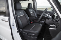 ブラック基調のシート表皮は、プライムスムースとソフトウィーブのコンビ仕立て。背もたれは「Modulo X」ロゴの刺しゅうでドレスアップされる。