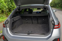 ラゲッジスペースの容量は570リッター。これは2リッターディーゼルモデルの「523dツーリング」と変わらない。