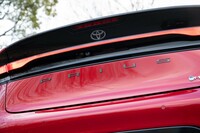 トヨタのエンブレムは小さなスポイラーの下に隠すようにしてレイアウトされている。それと比べると「PRIUS」ロゴはだいぶ大きい。