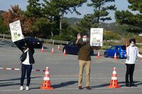 イベント終了後は、日産モータースポーツ＆カスタマイズのスタッフが参加者をお見送り。「湘南里帰りミーティング」ではお約束の光景だ。