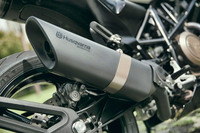 ブラックとブラウンの配色がシックなマフラー。オプションでアクラポヴィッチ製のスリップオンマフラーも用意される。