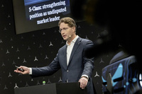 2024年2月、メルセデス・ベンツグループAGのオラ・ケレニウス取締役会長（写真）は「2030年までに全車BEV化するという計画を、顧客に押しつけてまで人為的に達成しようとするのは理にかなっていない」などとコメント。この計画の撤回を表明した。