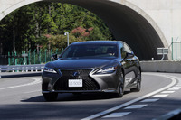 タイヤ、ダンパー、スタビライザー、エンジンマウントと、キャビンへ伝わる振動や衝撃を抑制するすべての箇所に改良が加えられた最新型「LS」。ノイズコントロールやサウンドジェネレーターの改良により、静粛性の向上も図られている。