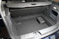 荷室の床面には丈夫なフロアボードが備わっており、床下をラゲッジアンダーボックスとして使ったり、ボードを外して高さのある荷物を積んだりできる。