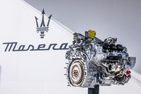 V6エンジンの名称「ネットゥーノ」は、ローマ神話のネプチューン（海神ポセイドン）に由来するもの。バンク角90度のV6アーキテクチャーを基本に、プレチャンバー燃焼システムを採用。ツインターボを組み合わせる。