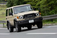 「ランドクルーザー“70”」は、2007年にV型エンジンを搭載できるようエンジンコンパートメントを拡幅。その関係で、現在のモデルはリアよりフロントのほうが95mmトレッドが広い。