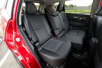 セカンドシートは、スライドおよびリクライニング機構を備えている。写真は奥と中央を最も前に、手前のシートを最も後ろにスライドさせたところ。