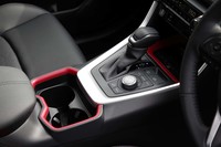 センターコンソールではレッドにふち取られたトレーやカップホルダーが目を引く。