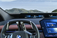 「パノラミックビジョン」の運転席側はメーターとして機能。電池の残りが51％で航続可能距離が406kmと表示されており、やはり相当に電費がいいようだ。