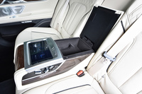 リアシートのセンターアームレストには電動調整機構の操作スイッチや小物入れ、カップホルダー、「BMWタッチ・コマンド」などが備わる。