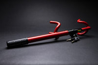 コアーズインターナショナル ステアリングロック6
	愛車のステアリングに簡単装着、わずか5秒でハンドルのロックができる。目立つ赤いカラーリングも大きな特徴だ。2050円。