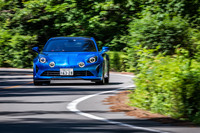 サスペンションは前後ともダブルウイッシュボーン式。「シャシースポール」と呼ばれる足まわりは、コイルスプリングがフロント47N/mm、リア90N/mm、スタビライザーが同25N/mm、同15N/mmというバネレートになっている。