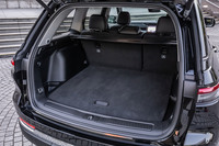 後席を使用する5人乗車時の荷室容量は1068リッター（本国発表値）。カーゴルームタイダウンフックが標準で装備され、床下にはフルサイズのスペアタイヤが収納される。