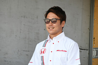 ホンダ純正アクセサリーアンバサダーで、レーシングドライバーの大津弘樹選手。「モデューロX」のオーナーでもある。