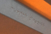 テールゲートには英語の「open minded」を意味するフランス語「ouvert d’esprit」の文字が。ちなみに「フィアット・グランデパンダ」はほぼ同じ位置に「Ciao!」と記されている。