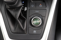 ドライブモードは「ノーマル」のほかに「エコ」と「スポーツ」が用意される。セレクターがダイヤル式となるのはハイブリッドの4WD車のみ（その他はボタン式。）