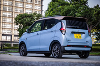 「eKクロスEV」の外板色は、8万2500円の有償色となる写真の「ミストブルーパール／カッパーメタリック」を含むツートンカラー5種類とシングルカラー5色から選択できる。