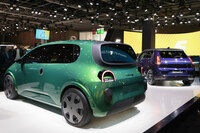 2024年10月にパリモーターショーで公開されたコンセプトカー「トゥインゴ レジェンド」。この時点ではドアハンドルは、前が初代に似たフラッシュサーフェス式、後ろはドア／Cピラー一体型が提案されていた。