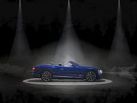 電動ソフトトップは、車速が50km/h以下であれば走行中でも操作が可能。開閉それぞれのアクションは19秒で完了する。