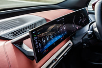 12.3インチのメーターパネルと、14.9インチのタッチ機能付きコントロールパネルをつなげたカーブドディスプレイ。AI技術を活用した音声認証システム「BMWインテリジェントパーソナルアシスタント」や、手の動きでオーディオなどを操作できる「BMWジェスチャーコントロール」も標準装備されている。