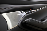 インテリアのクオリティーは非常に高く、デザインはもちろん、素材や色選びのセンス、各部の質感、組みつけ精度のいずれもが優れている。