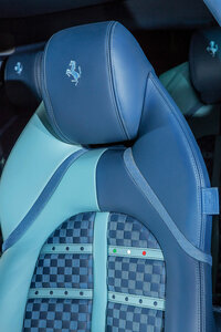 「フェラーリGTC4アッズーラ ガレージイタリア」のシート。表皮を納入したトリノの皮革ブランド、フォリッツォ・レザーの名前がタグに記されている。