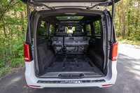 3列目シートを折りたたんだ様子。2列目／3列目シートを取り外した場合は、荷室容量を最大5000リッターに拡大できる。