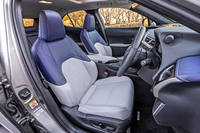試乗車は、ヒーターやベンチレーション機能も備わるツートンカラー「コバルト」の本革シートを選択していた。前席は左右とも8ウェイの電動調整式シートを採用している。
