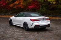 ソフトトップを閉じて斜め後ろから眺めてみる。カブリオレらしい王道的な美しさがある。