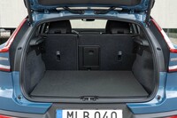 荷室の容量（VDA式）は5人乗車時で413リッター。3分割式の後席を倒すことで拡大できる。