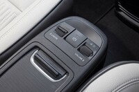 ドライブモードは「ノーマル」「レンジ」「シェルパ」の3種類。シェルパは緊急避難的なモードで、80km/hでリミッターが作動するほか、シートヒーターとエアコンが強制的にオフになる（手動でオンにできる）。